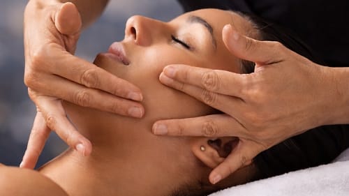 Massage du visage Kobido : le rituel ancestral du Japon, revitalisant et raffermissant pour votre peau, un moment de bien-être total et un soin . Jamali Massages & Spa Marrakech