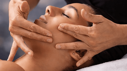 Massage du visage Kobido à Marrakech Massage du visage Kobido : le rituel ancestral du Japon, revitalisant et raffermissant pour votre peau, un moment de bien-être total et un soin . Jamali Massages & Spa Marrakech
