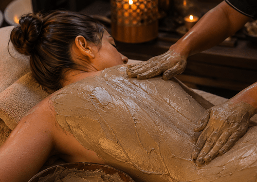 Hammam : Gommage corps et enveloppement à l'argile du Maroc après hammam à domicile à Marrakech — soin détox et purifiant en riad ou villa · Jamali Spa